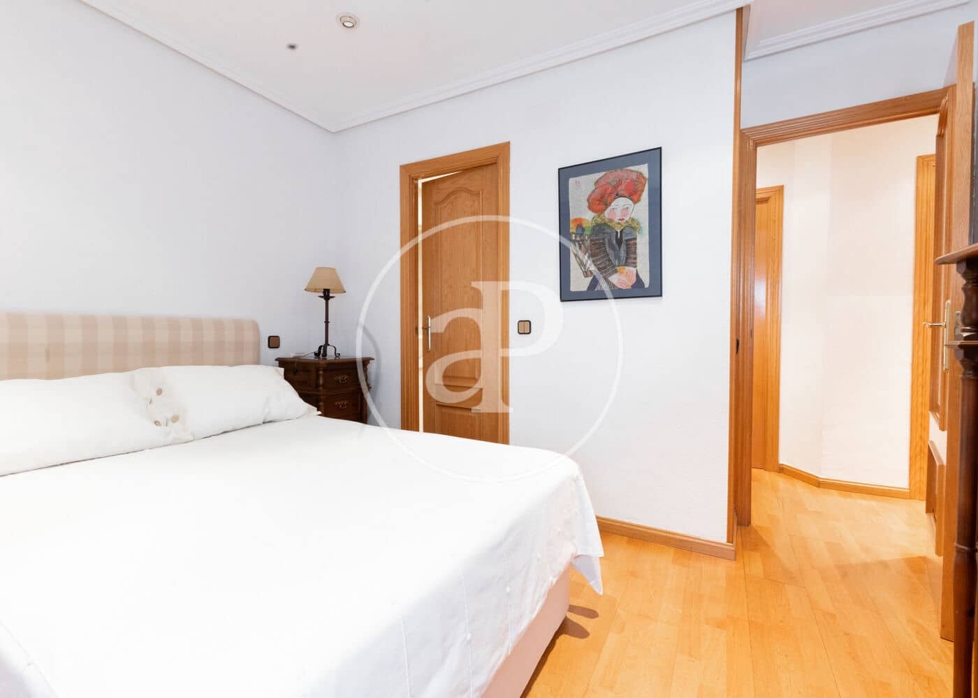 2 quarto Apartamento para arrendar em Madrid cidade com garagem - 2 200 € (Ref: 9147453)