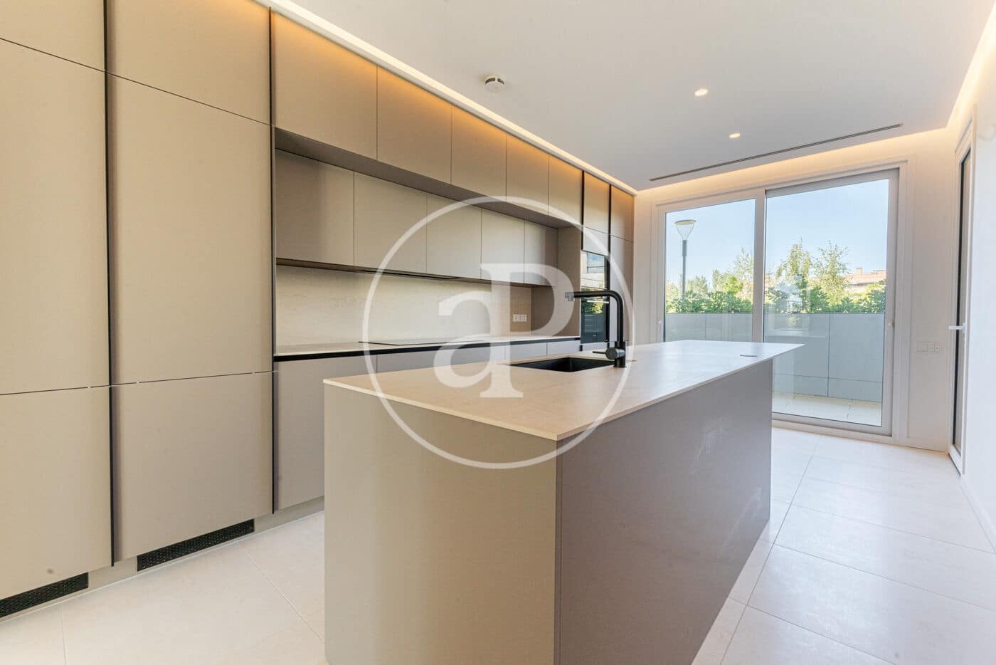 4 soveværelse Lejlighed til leje i Pozuelo de Alarcon med swimmingpool - € 7.500 (Ref: 9159701)