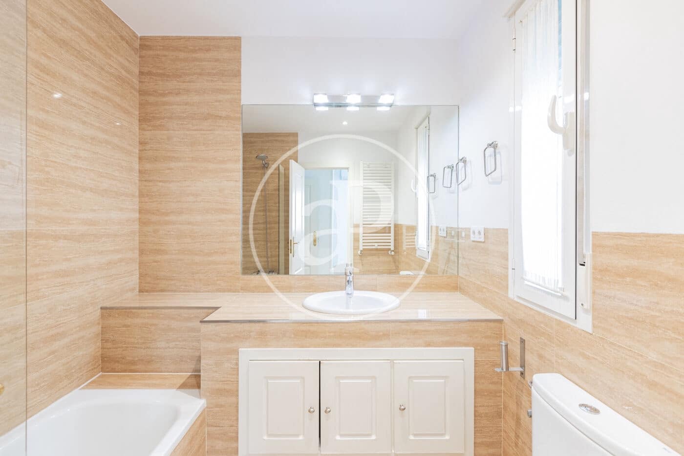 3 soveværelse Lejlighed til leje i Madrid by - € 3.300 (Ref: 9206808)