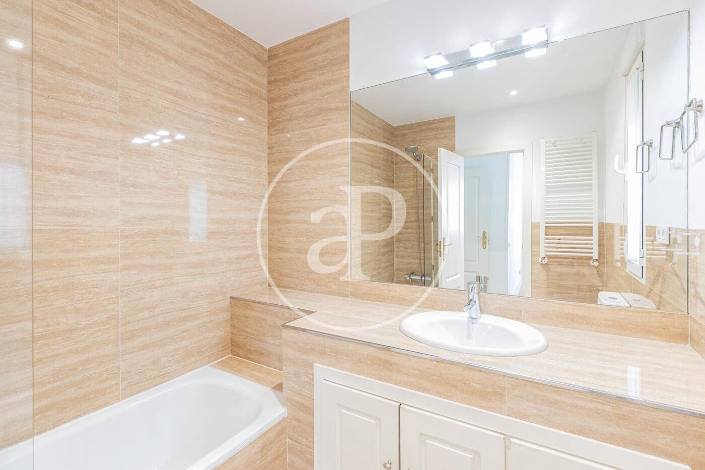 3 soveværelse Lejlighed til leje i Madrid by - € 3.300 (Ref: 9206808)