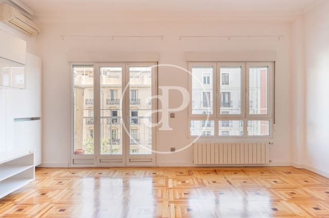 3 soveværelse Lejlighed til leje i Almagro, Madrid by - € 3.900 (Ref: 9232906)