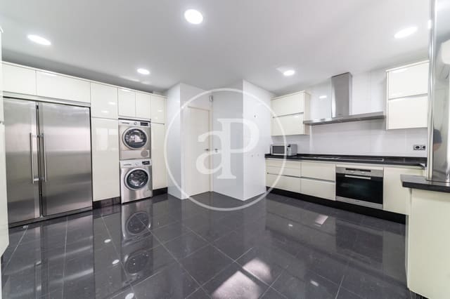 3 soveværelse Lejlighed til leje i Almagro, Madrid by - € 3.900 (Ref: 9232906)