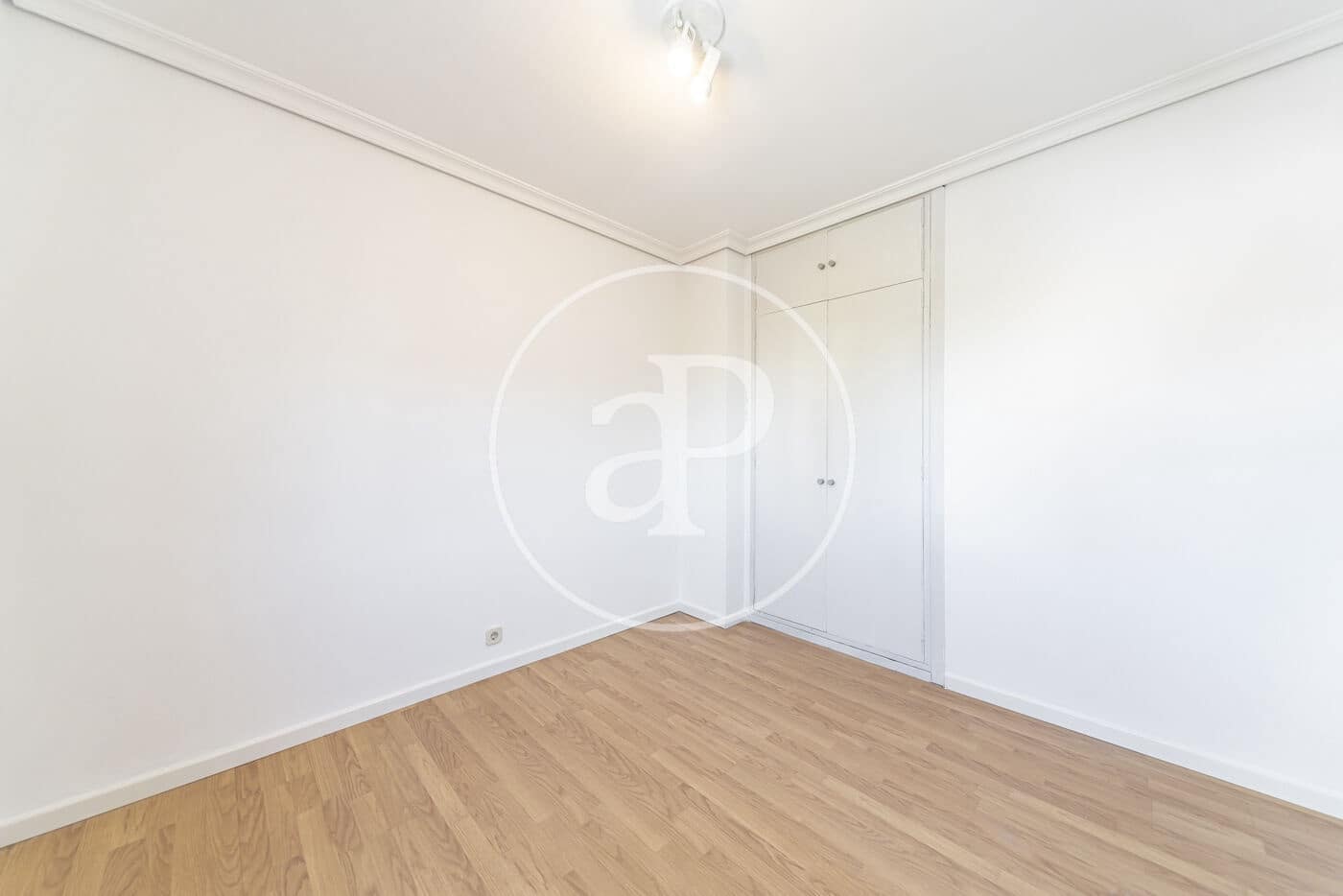 2 soveværelse Lejlighed til leje i Madrid by med swimmingpool garage - € 1.850 (Ref: 9232911)