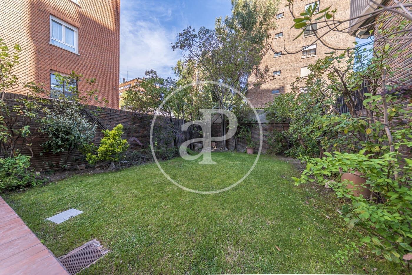 2 soveværelse Lejlighed til leje i Madrid by med swimmingpool garage - € 1.850 (Ref: 9232911)