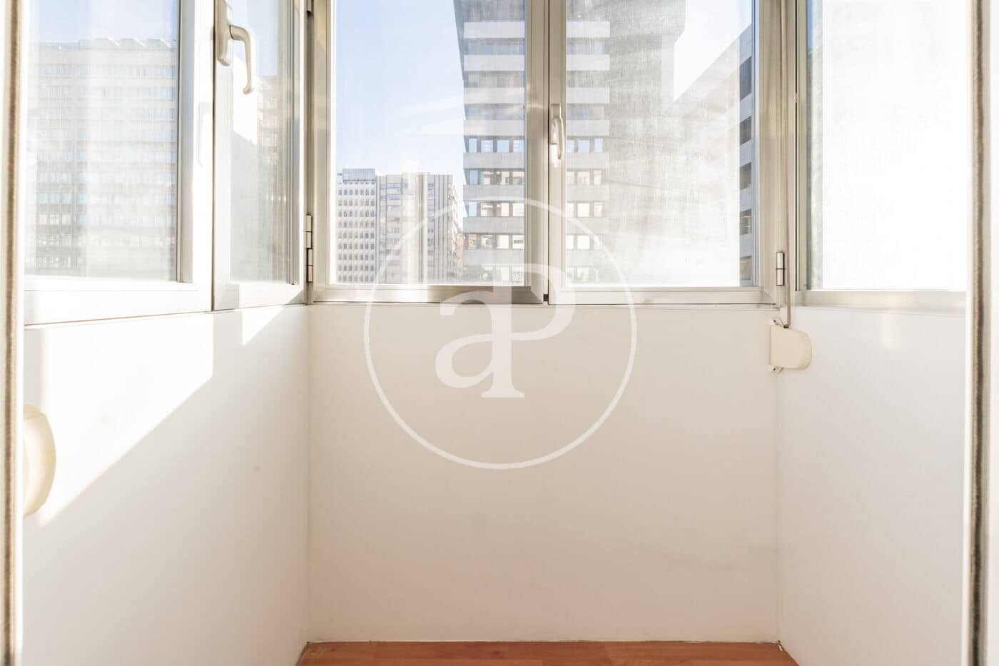 2 bedroom Apartment for rent in Madrid city with garage - € 2,100 (Ref: 9236897)