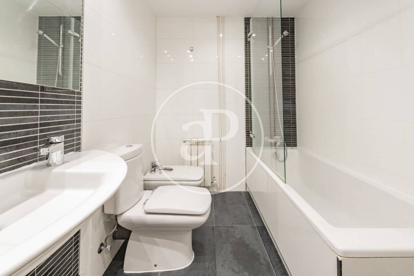 2 bedroom Apartment for rent in Madrid city with garage - € 2,100 (Ref: 9236897)