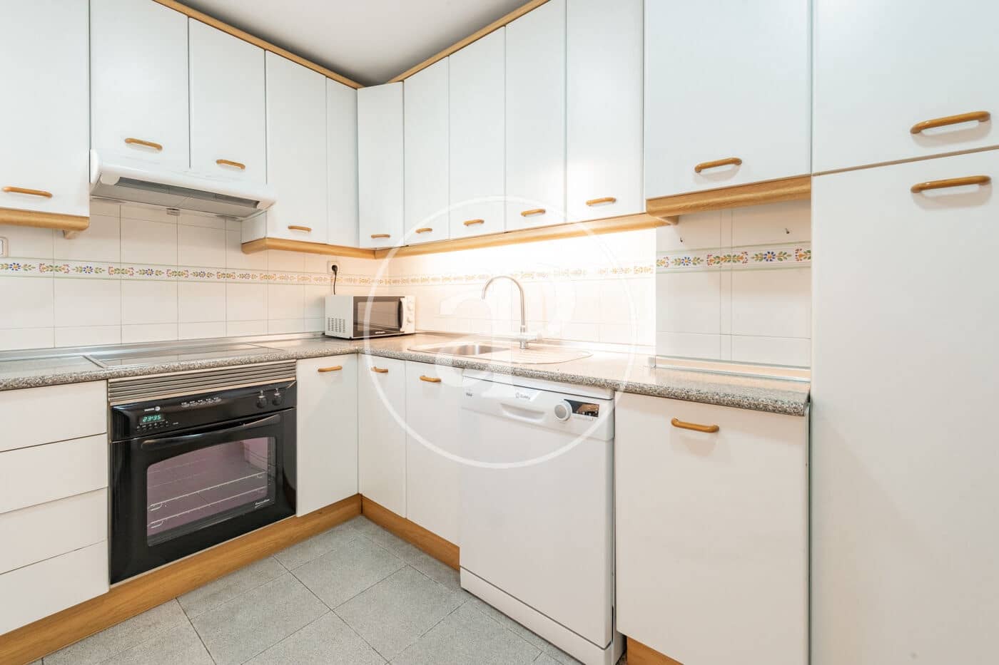 2 bedroom Apartment for rent in Madrid city with garage - € 2,100 (Ref: 9236897)