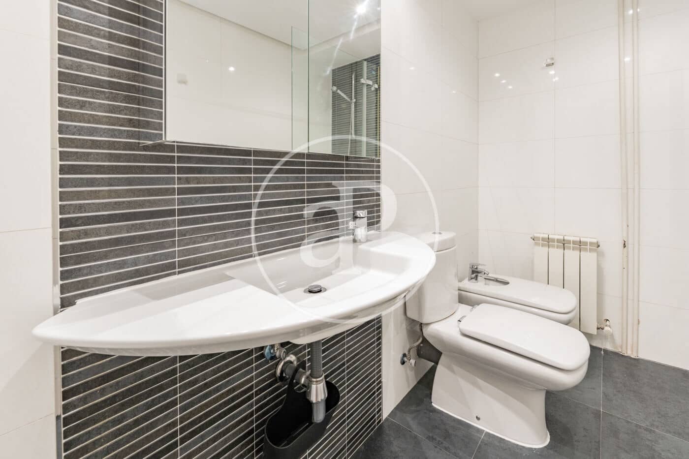 2 bedroom Apartment for rent in Madrid city with garage - € 2,100 (Ref: 9236897)