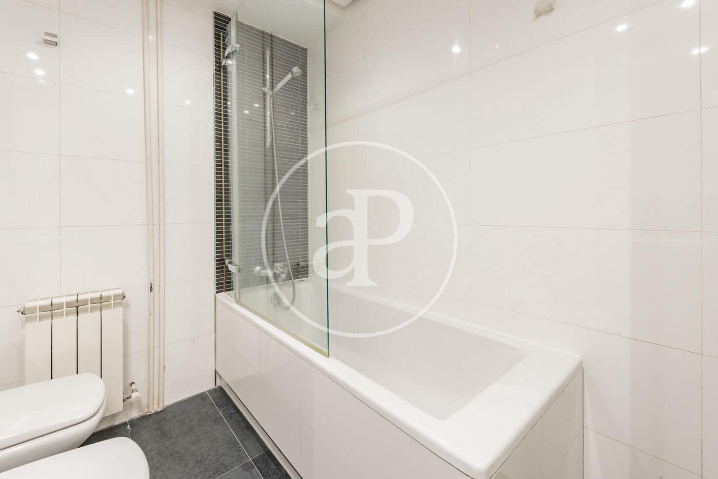 2 bedroom Apartment for rent in Madrid city with garage - € 2,100 (Ref: 9236897)