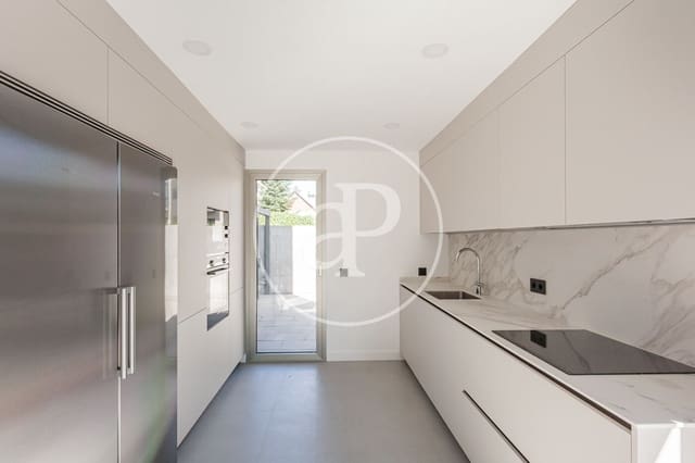 4 bedroom Villa for sale in Aravaca, Madrid city with pool - € 2,190,000 (Ref: 9240417)