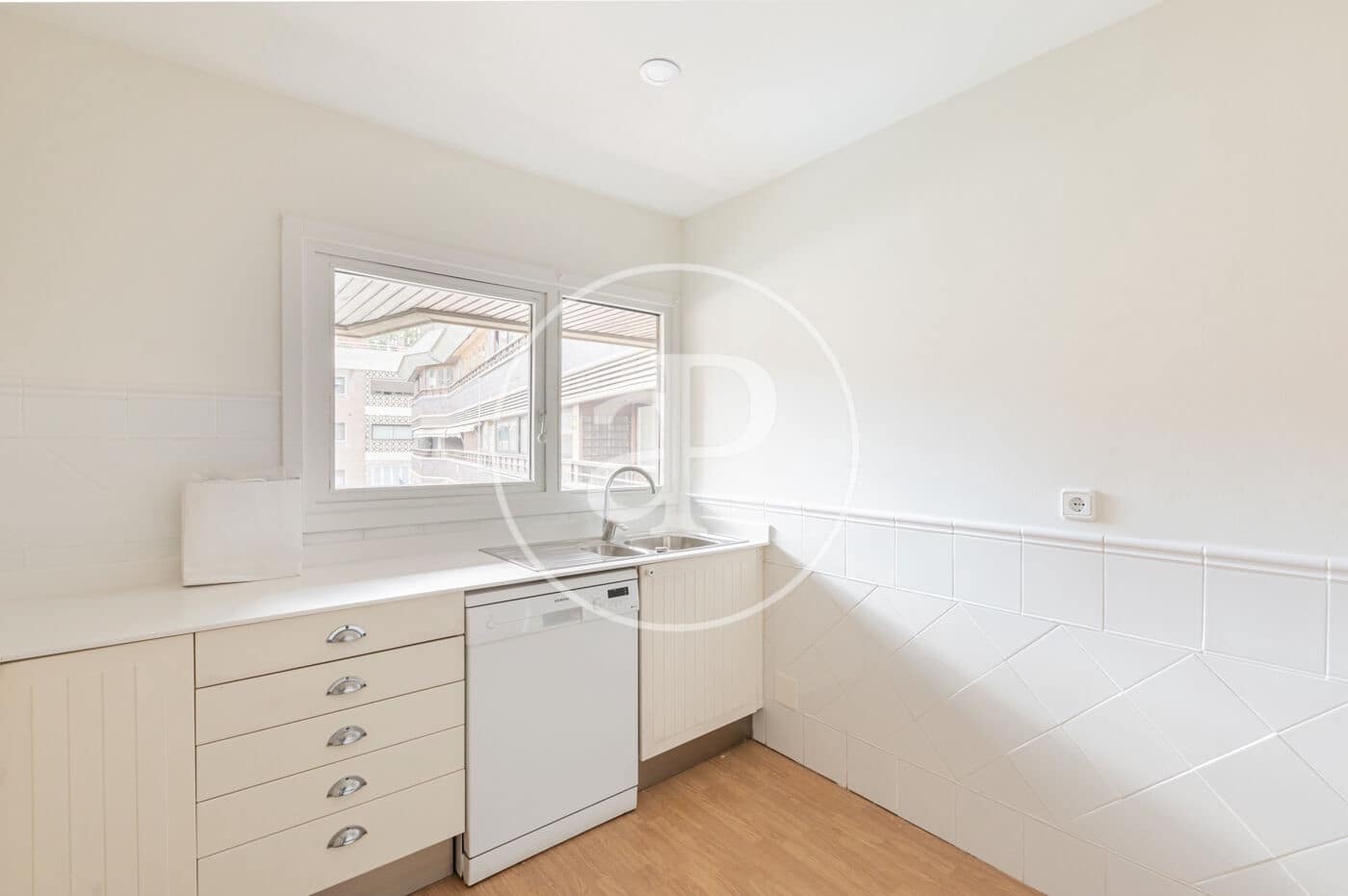 2 soverom Leilighet til leie i Madrid by med svømmebasseng garasje - € 2 600 (Ref: 9255289)
