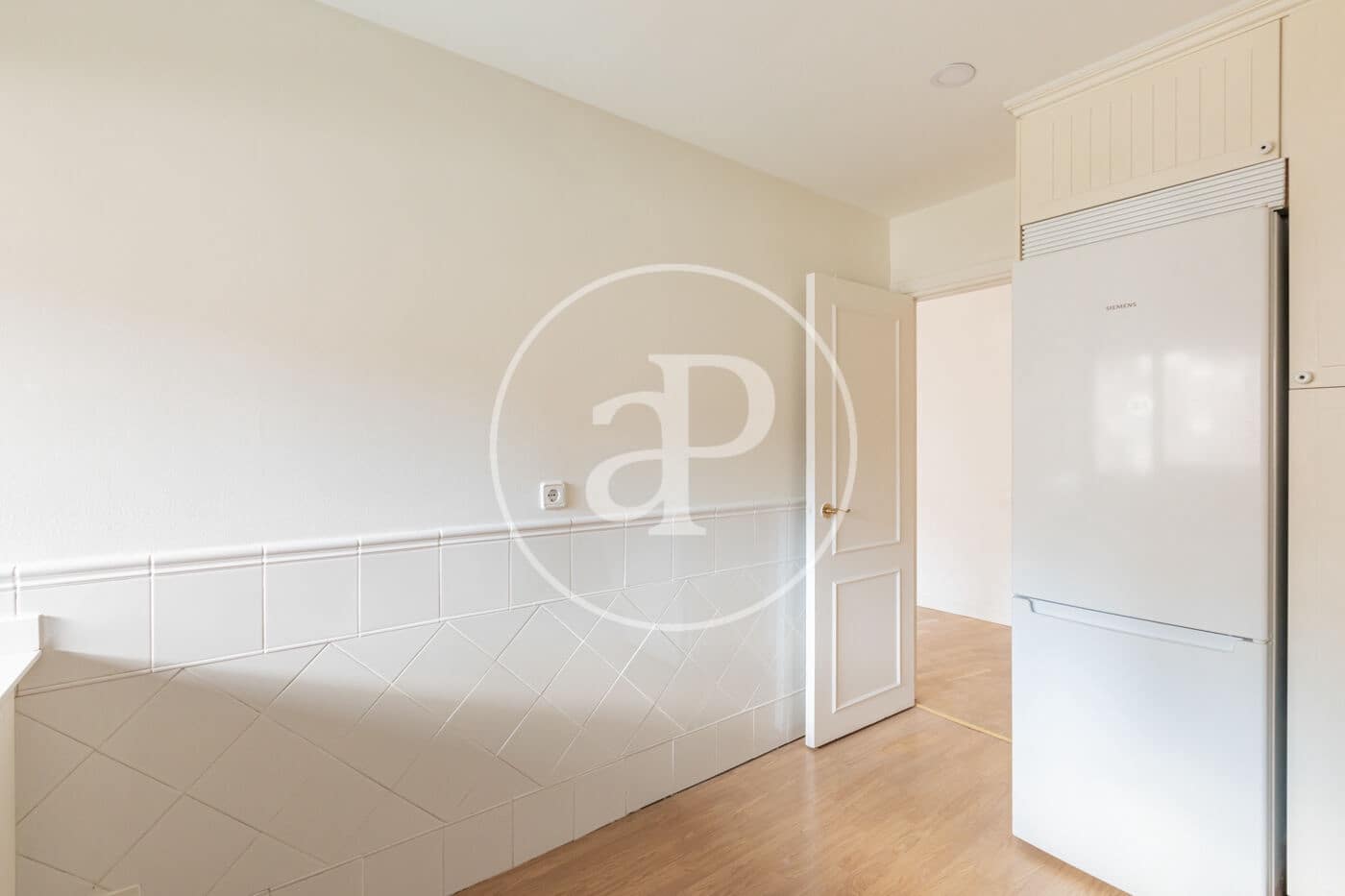 2 soverom Leilighet til leie i Madrid by med svømmebasseng garasje - € 2 600 (Ref: 9255289)