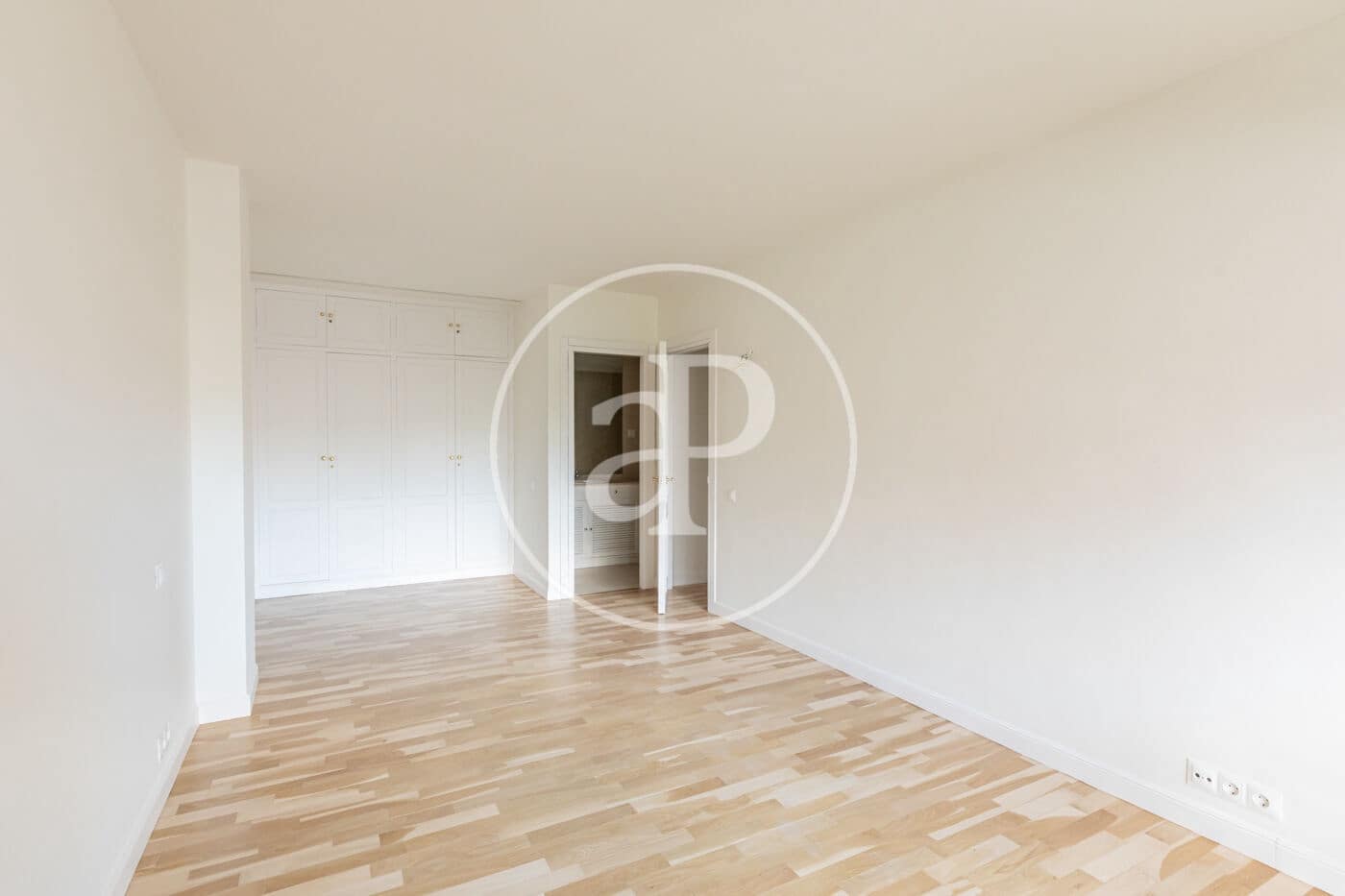 2 soverom Leilighet til leie i Madrid by med svømmebasseng garasje - € 2 600 (Ref: 9255289)