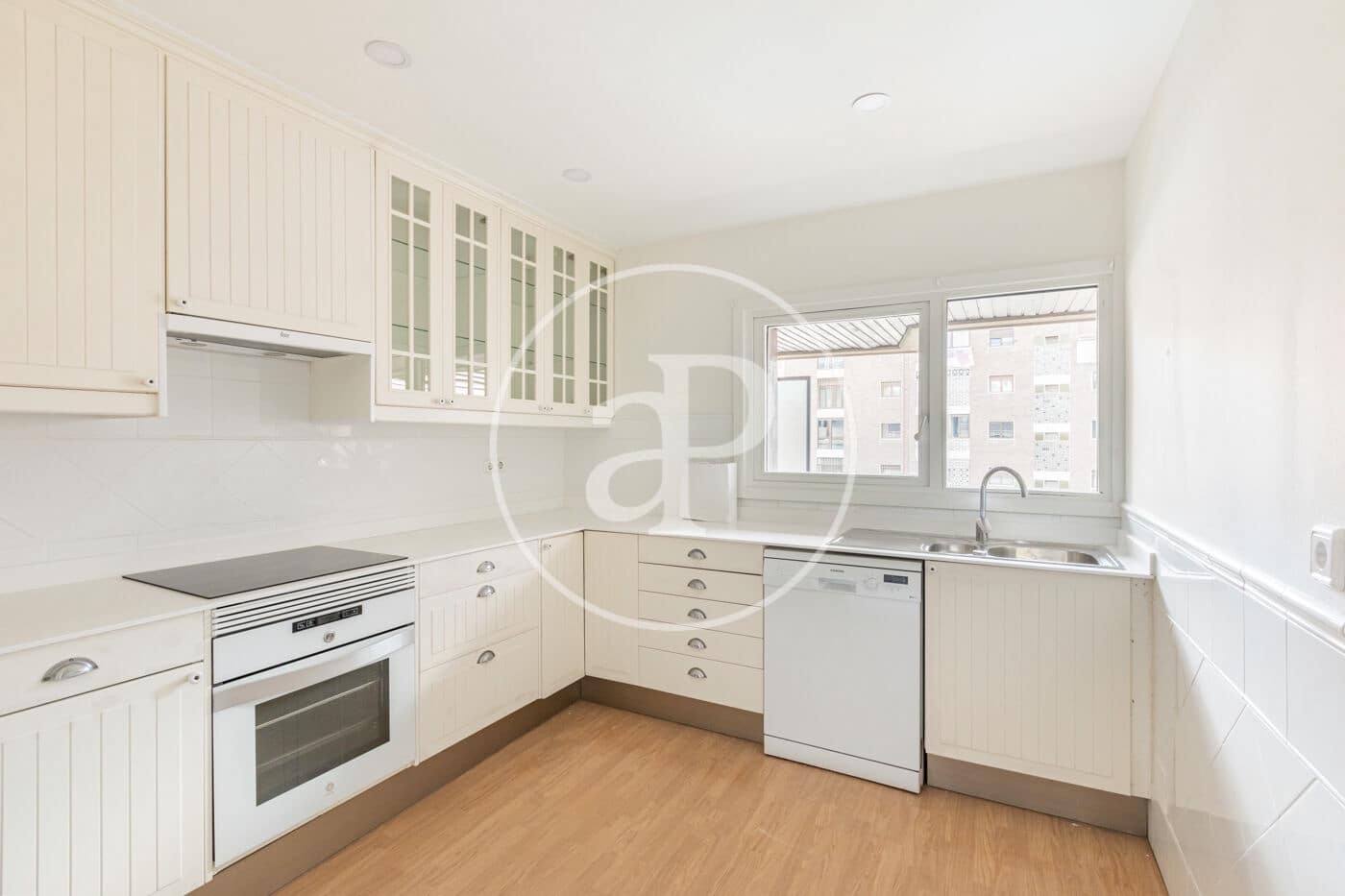2 soverom Leilighet til leie i Madrid by med svømmebasseng garasje - € 2 600 (Ref: 9255289)