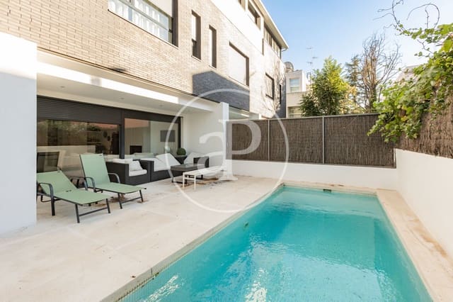 5 sypialnia Willa na sprzedaż w Aravaca, Miasto Madryt z basenem - 1 490 000 € (Ref: 9282221)