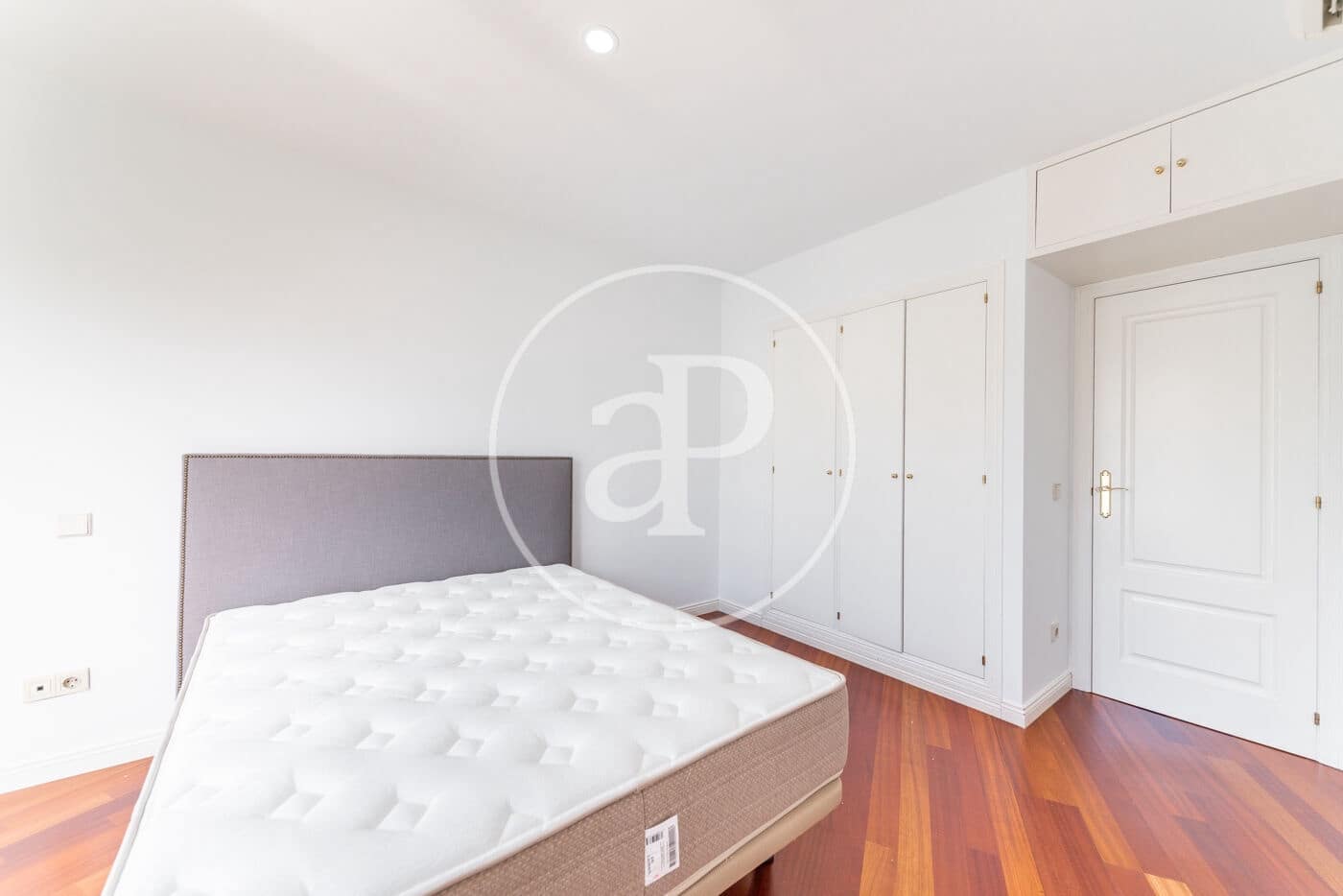 2 bedroom Apartment for rent in Madrid city with pool garage - € 2,800 (Ref: 9287735)