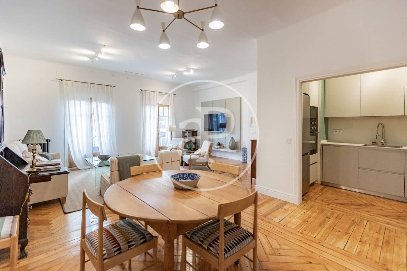 2 slaapkamer Appartement te huur in Madrid stad - € 3.800 (Ref: 9301053)