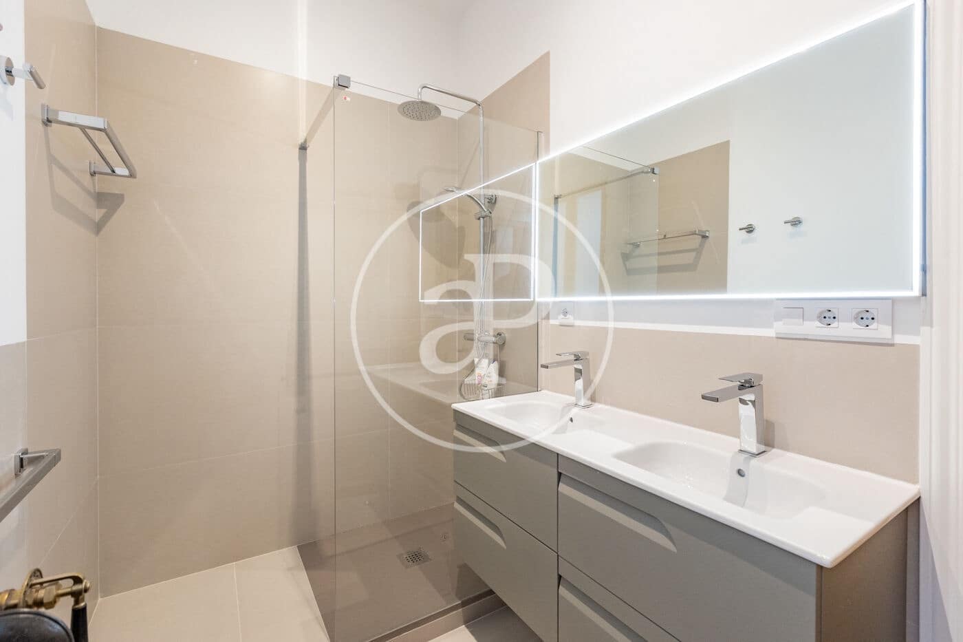 2 slaapkamer Appartement te huur in Madrid stad - € 3.800 (Ref: 9301053)