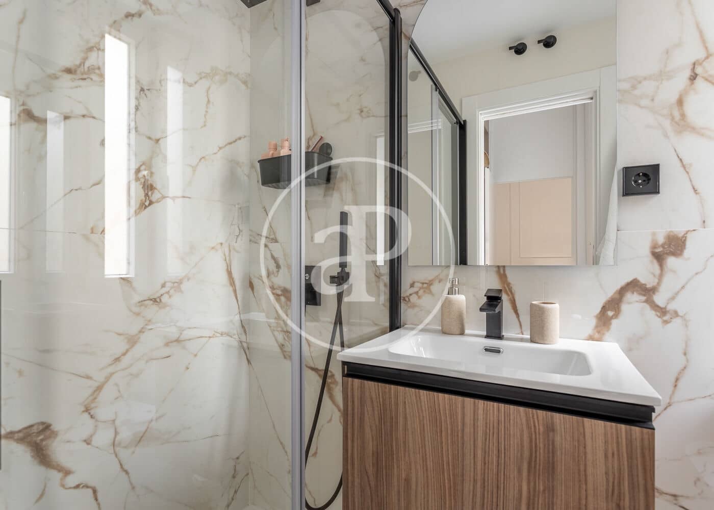 Appartement de 2 chambres à louer à Madrid ville - 4 500 € (Ref: 9321917)