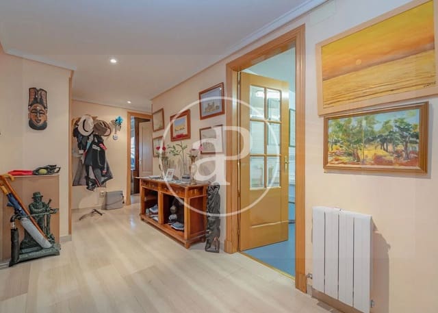 5 bedroom Apartment for sale in Aravaca, Madrid city with pool - € 1,170,000 (Ref: 9359599)