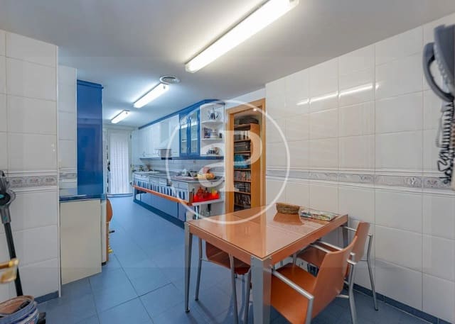 5 bedroom Apartment for sale in Aravaca, Madrid city with pool - € 1,170,000 (Ref: 9359599)