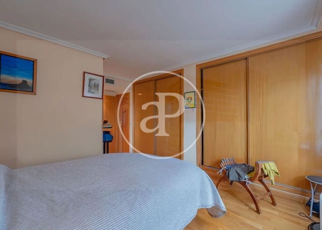 5 bedroom Apartment for sale in Aravaca, Madrid city with pool - € 1,170,000 (Ref: 9359599)