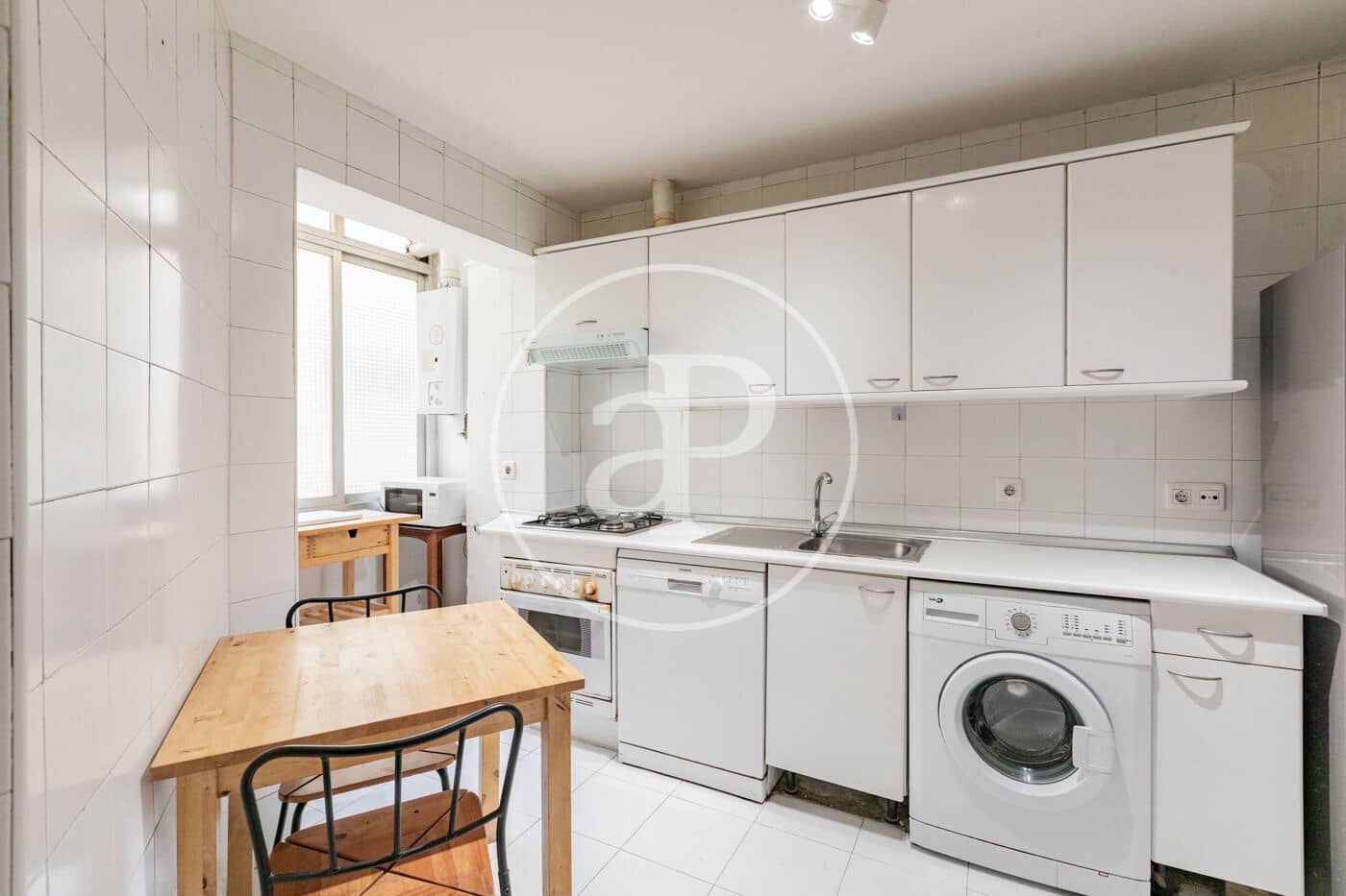 4 soveværelse Lejlighed til leje i Madrid by - € 2.700 (Ref: 9375343)