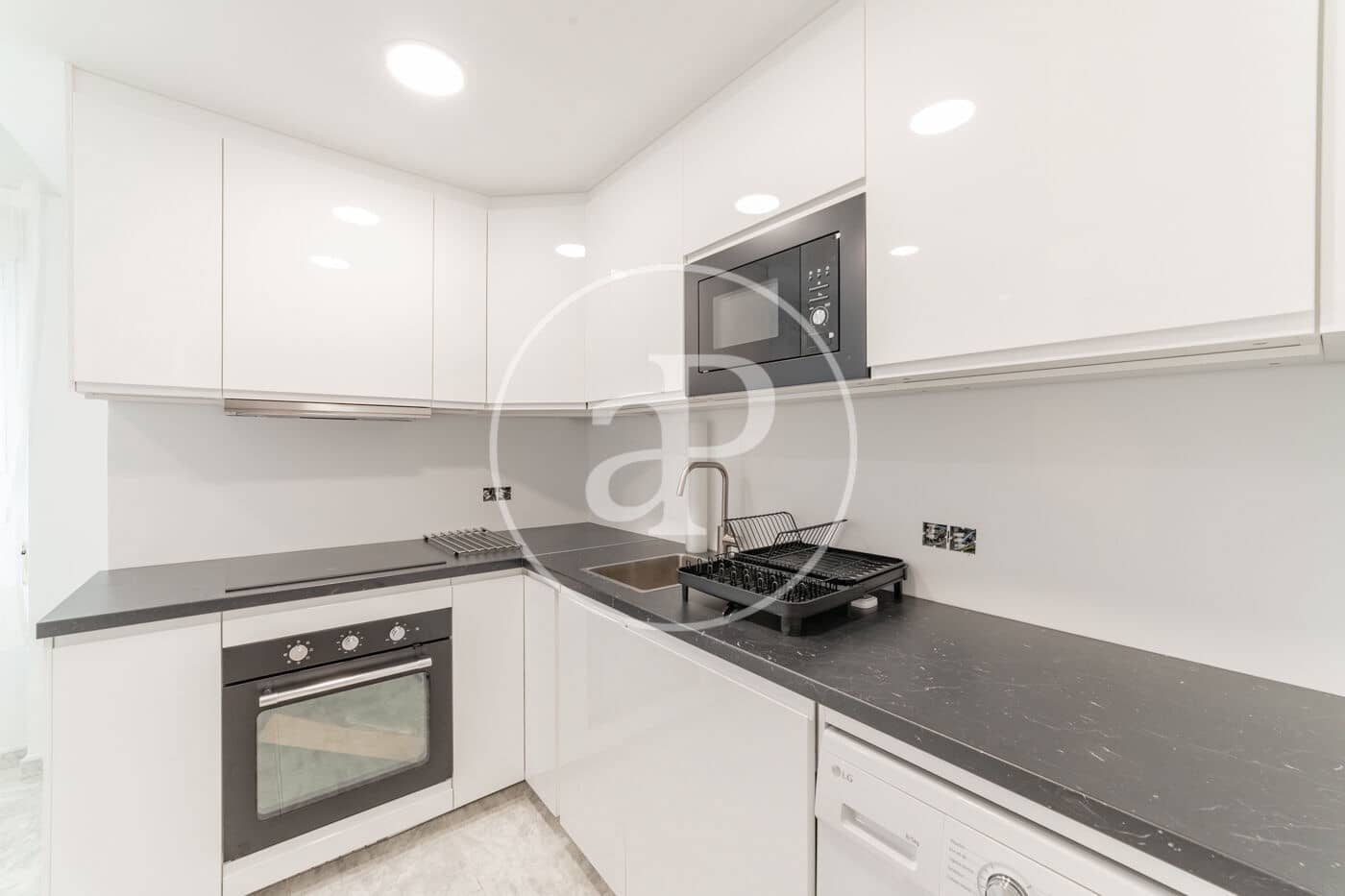 3 soveværelse Lejlighed til leje i Madrid by - € 2.600 (Ref: 9375347)