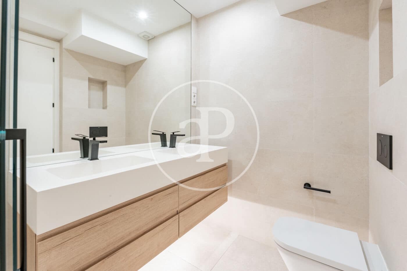 Appartement de 4 chambres à louer à Madrid ville - 5 500 € (Ref: 9387922)