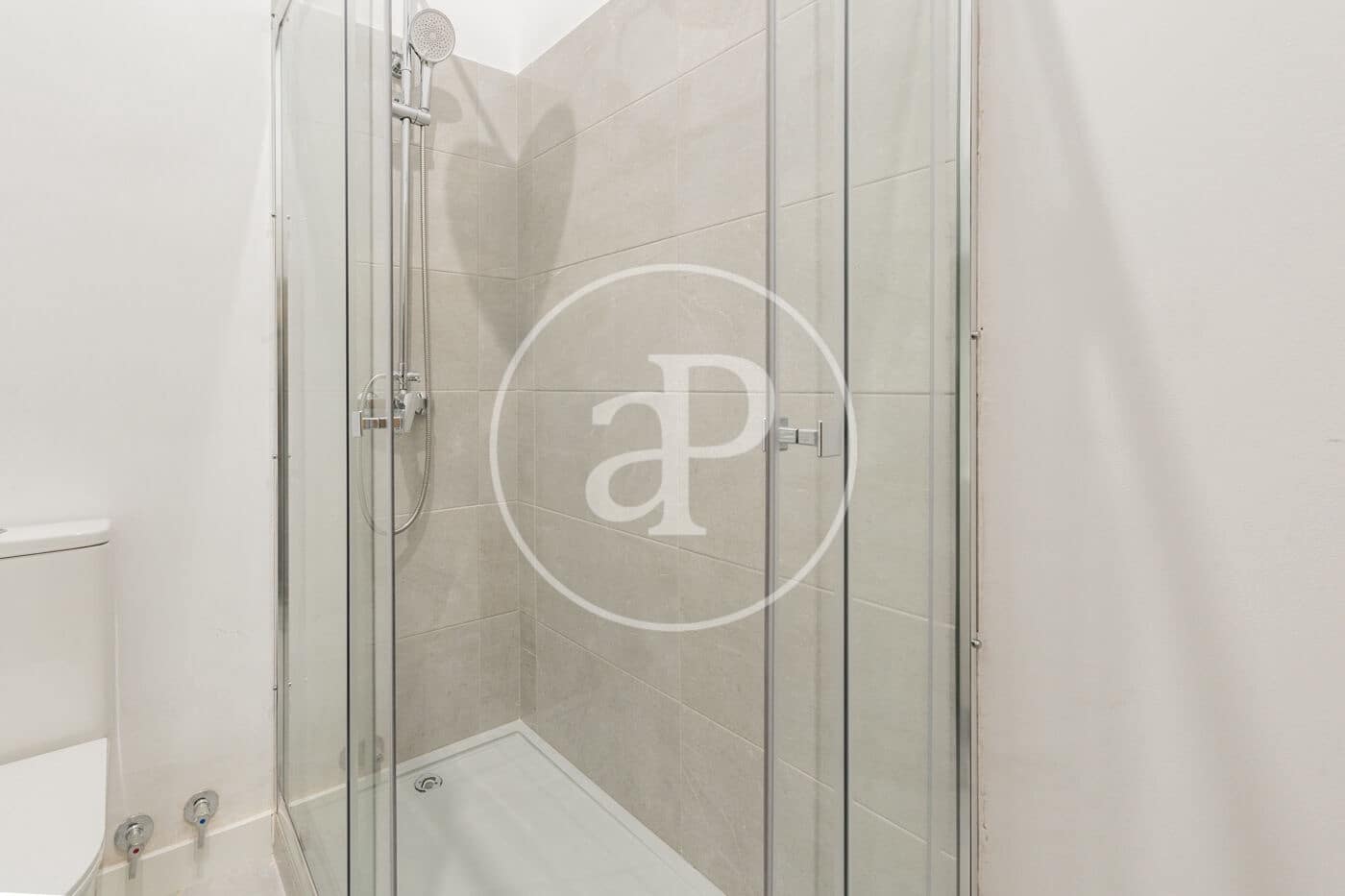 2 soveværelse Lejlighed til leje i Madrid by - € 2.300 (Ref: 9390881)