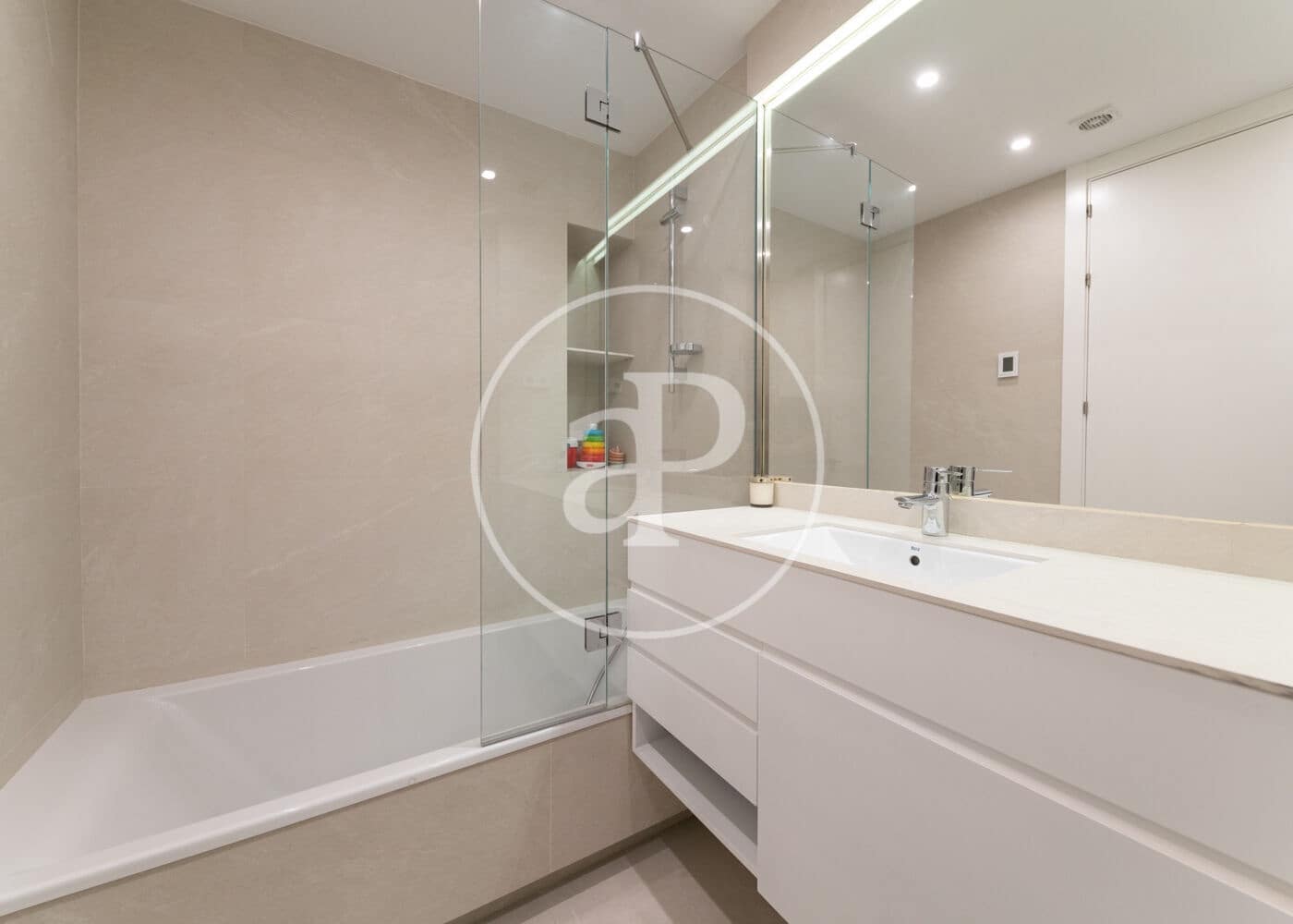 4 soveværelse Lejlighed til leje i Madrid by - € 4.800 (Ref: 9396000)