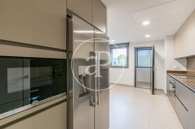 3 soverom Leilighet til leie i La Moraleja, Alcobendas med svømmebasseng - € 2 800 (Ref: 9396005)