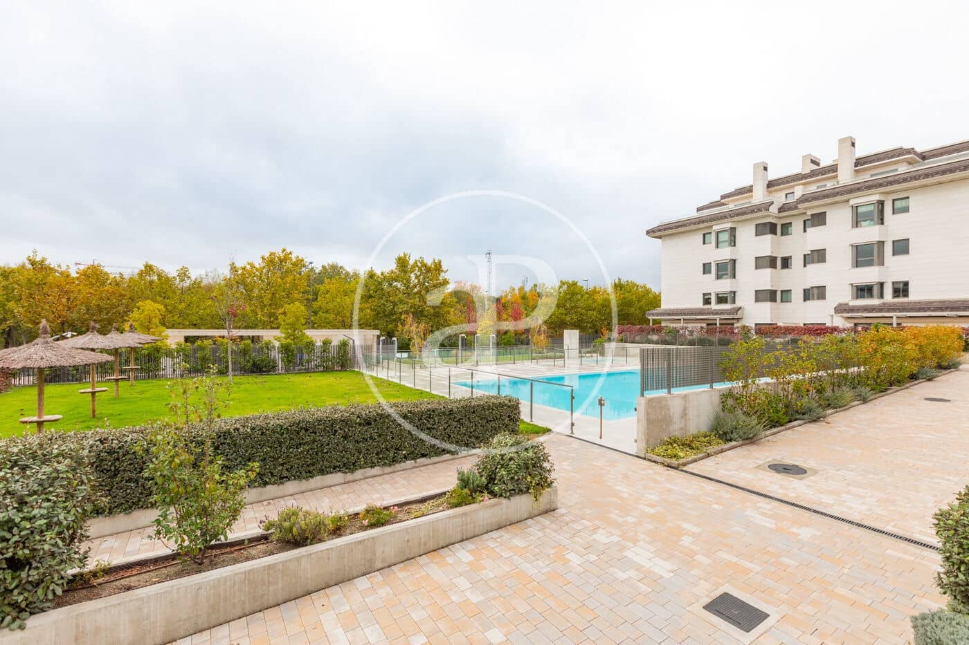 3 soverom Leilighet til leie i La Moraleja med svømmebasseng - € 2 800 (Ref: 9396005)