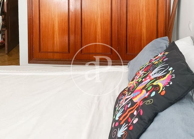 Appartement de 1 chambre à louer à Embajadores, Madrid ville - 1 350 € (Ref: 9396010)