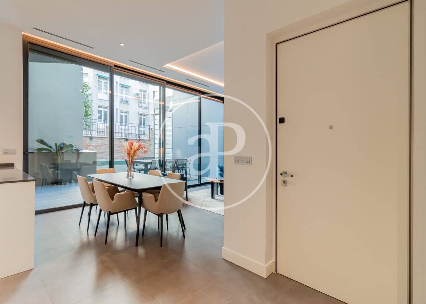 2 soveværelse Lejlighed til leje i Madrid by - € 7.200 (Ref: 9403406)