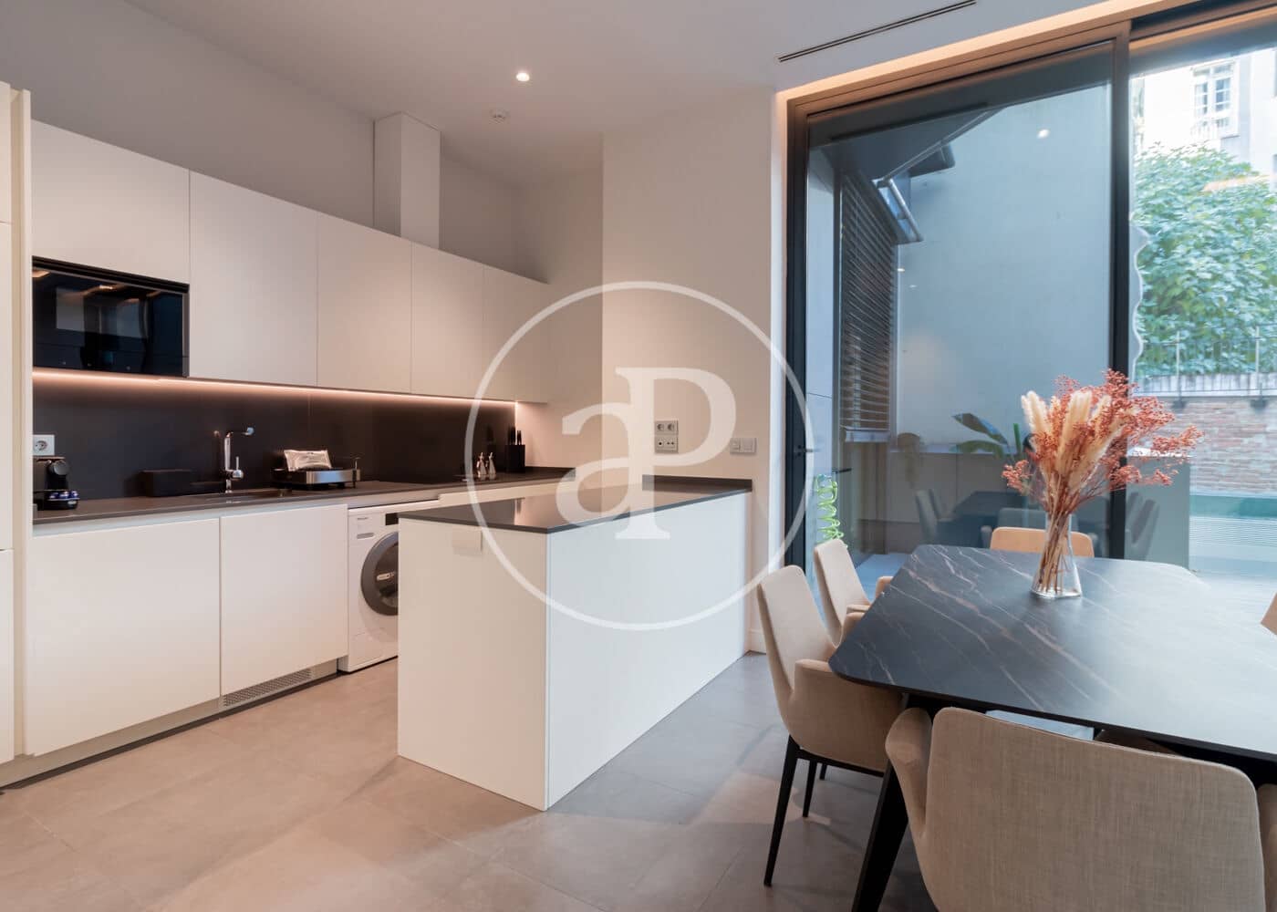 2 soveværelse Lejlighed til leje i Madrid by - € 7.200 (Ref: 9403406)