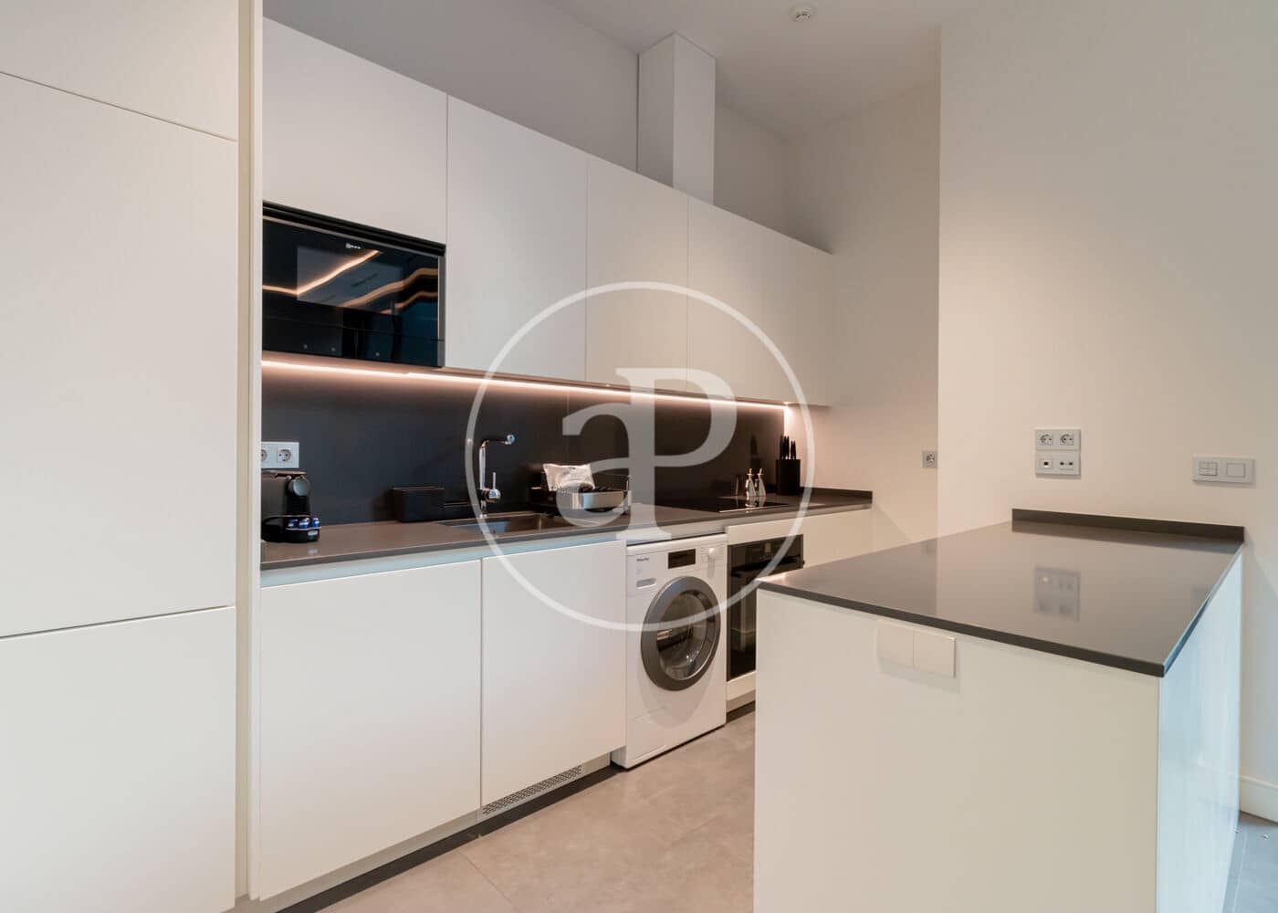 2 soveværelse Lejlighed til leje i Madrid by - € 7.200 (Ref: 9403406)