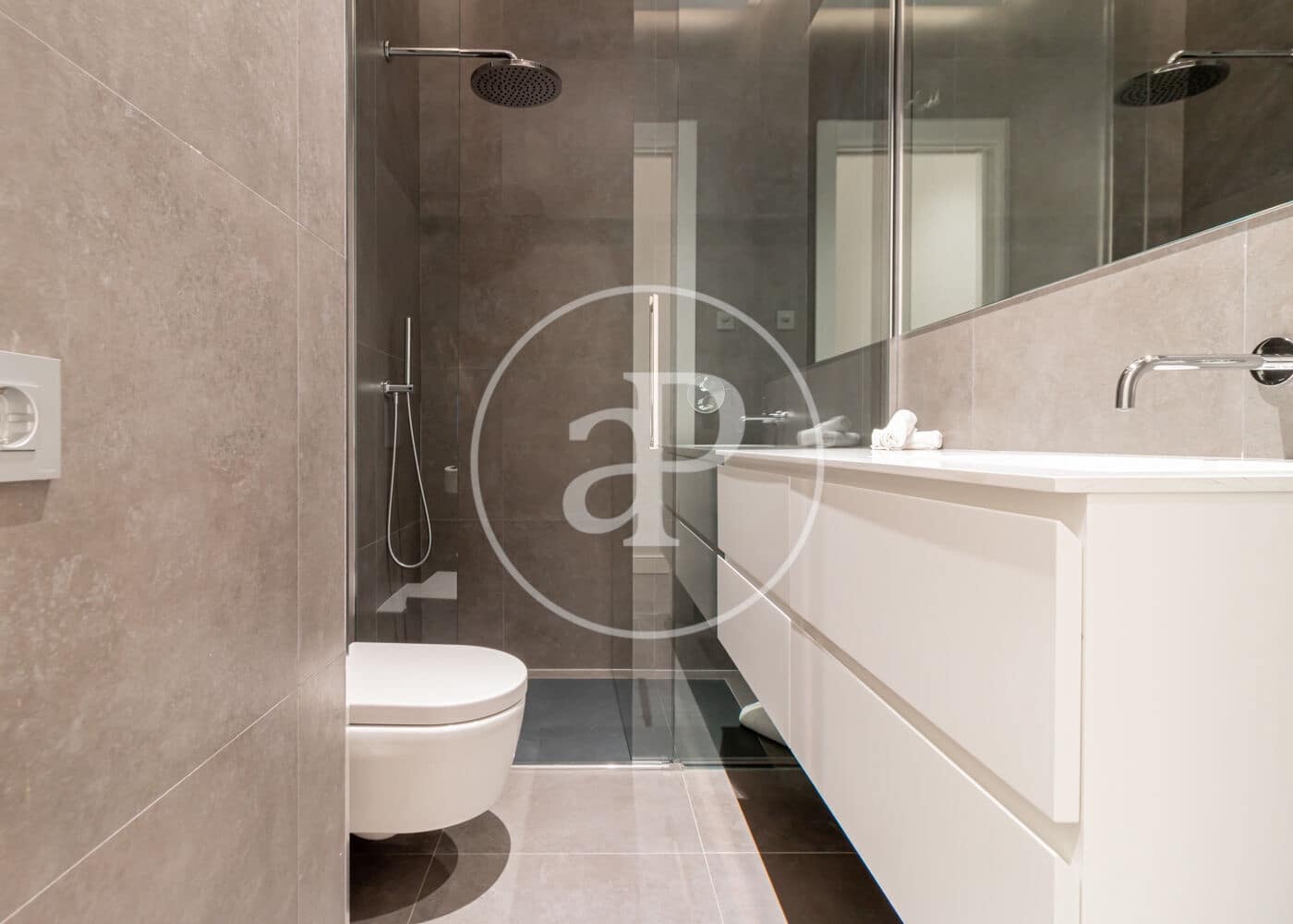 2 soveværelse Lejlighed til leje i Madrid by - € 7.200 (Ref: 9403406)