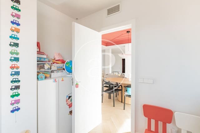 3 soveværelse Penthouse til leje i Pacífico, Madrid by - € 3.600 (Ref: 9406879)