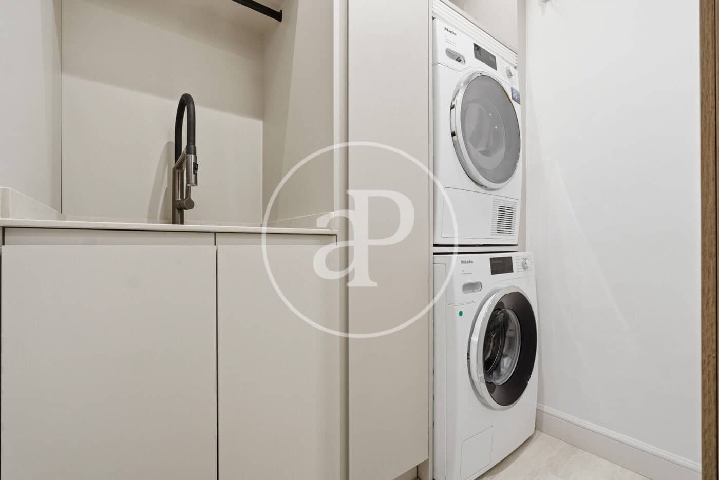 3 bedroom Apartment for rent in Madrid city - € 14,000 (Ref: 9422466)