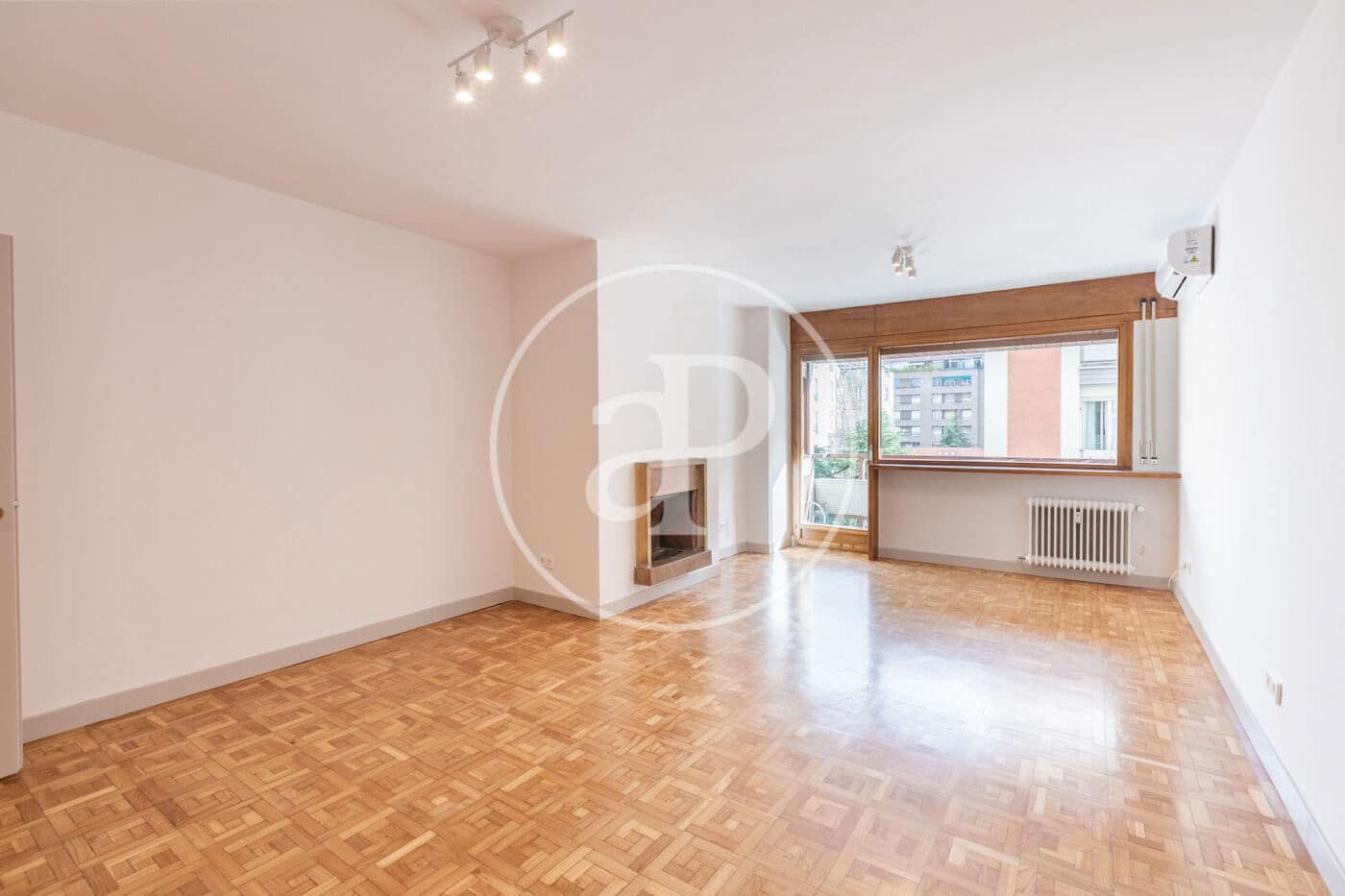 4 quarto Apartamento para arrendar em Madrid cidade - 4 800 € (Ref: 9446346)