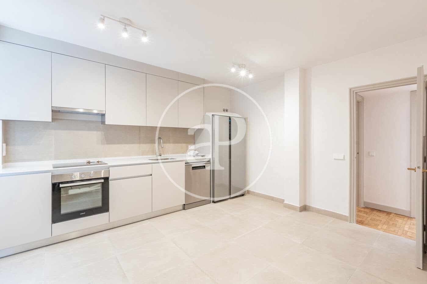 4 quarto Apartamento para arrendar em Madrid cidade - 4 800 € (Ref: 9446346)