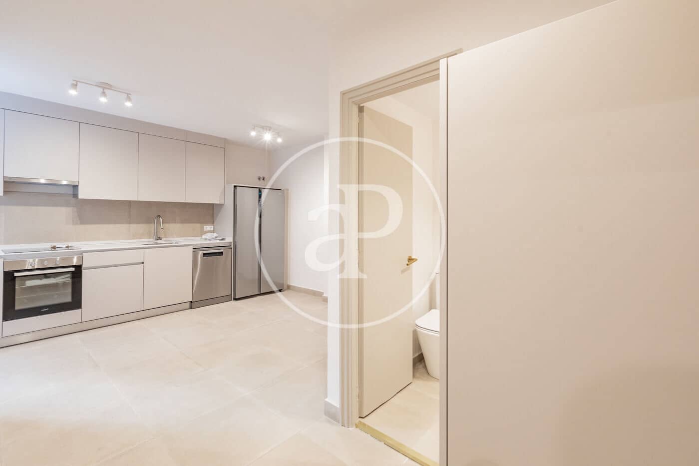 4 quarto Apartamento para arrendar em Madrid cidade - 4 800 € (Ref: 9446346)