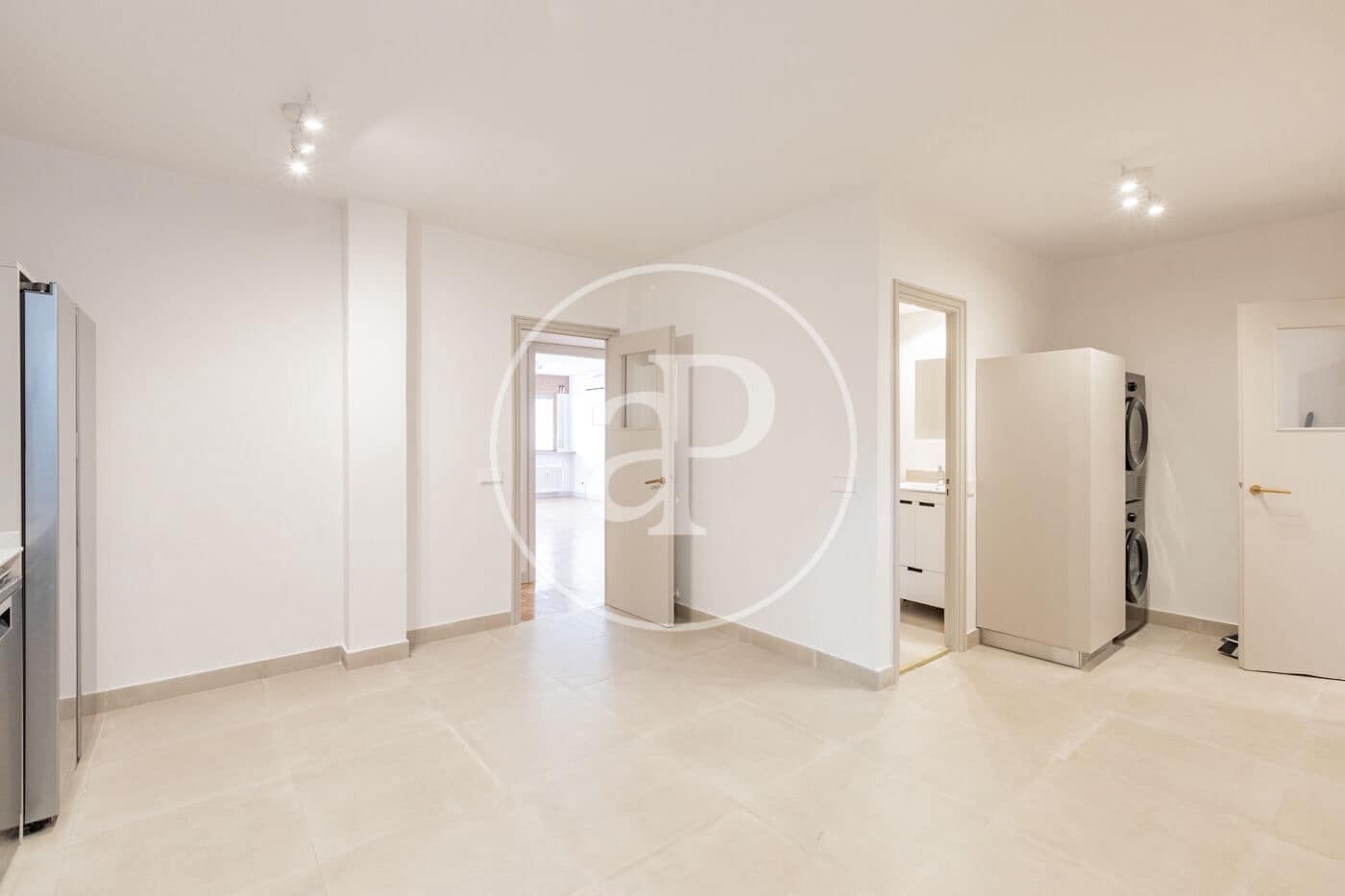 4 quarto Apartamento para arrendar em Madrid cidade - 4 800 € (Ref: 9446346)