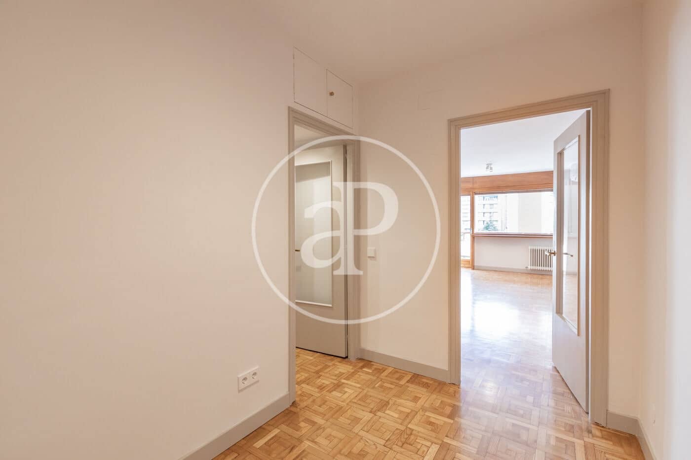 4 quarto Apartamento para arrendar em Madrid cidade - 4 800 € (Ref: 9446346)