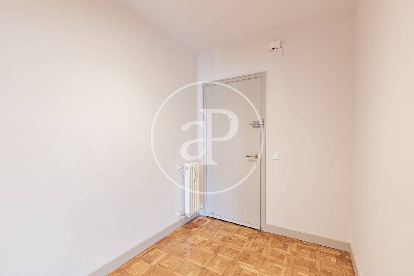 4 quarto Apartamento para arrendar em Madrid cidade - 4 800 € (Ref: 9446346)