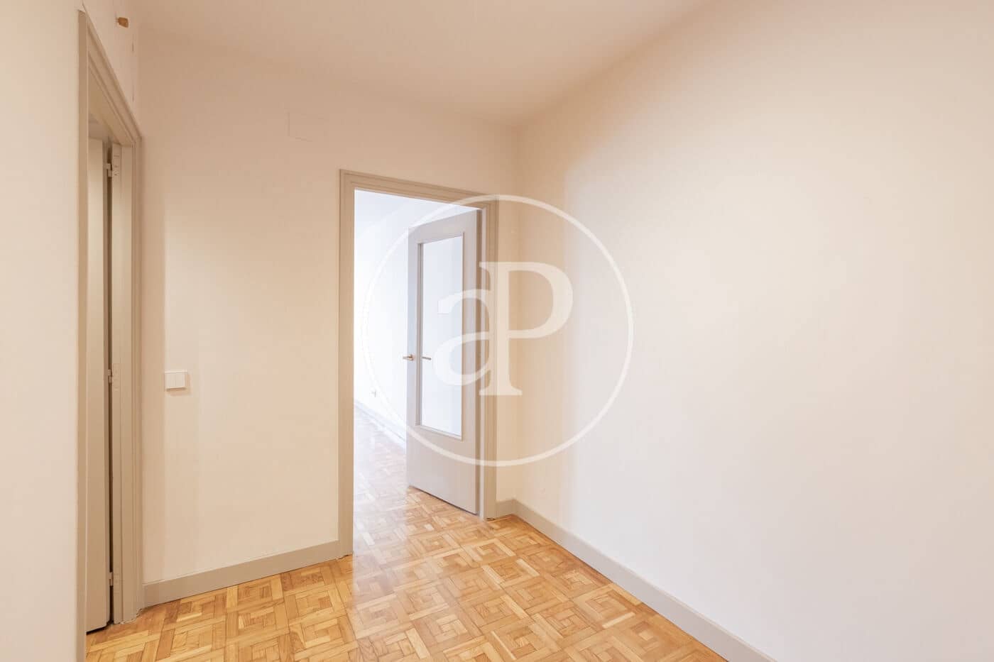 4 quarto Apartamento para arrendar em Madrid cidade - 4 800 € (Ref: 9446346)