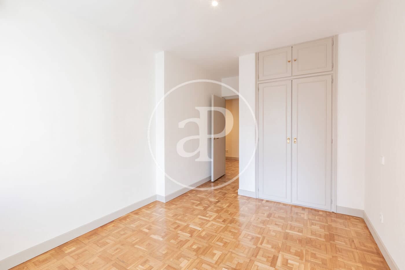 4 quarto Apartamento para arrendar em Madrid cidade - 4 800 € (Ref: 9446346)