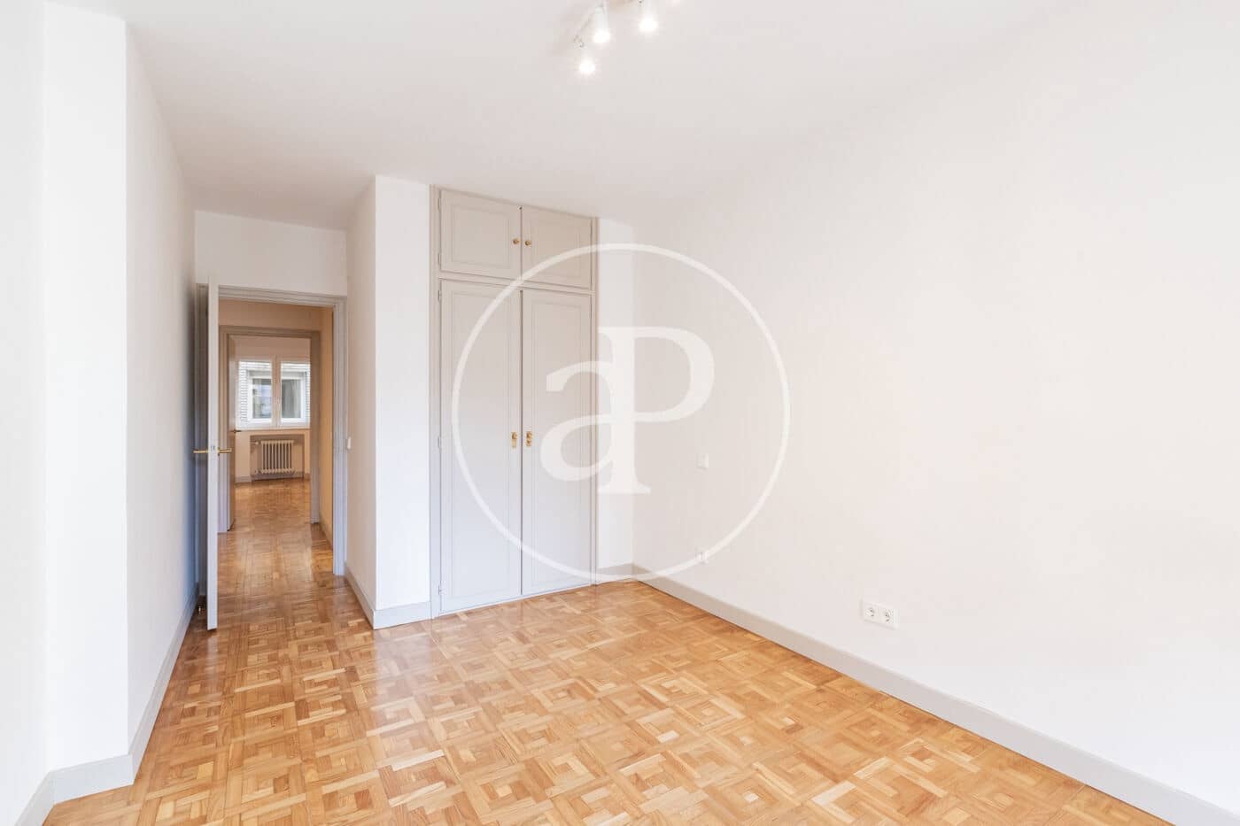 4 quarto Apartamento para arrendar em Madrid cidade - 4 800 € (Ref: 9446346)