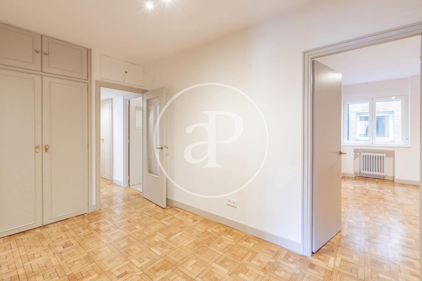 4 quarto Apartamento para arrendar em Madrid cidade - 4 800 € (Ref: 9446346)